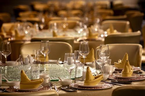 Hotel Indigo Shenzhen Overseas Chinese Town by IHGにあるレストランまたは飲食店