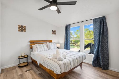 um quarto com uma cama grande e uma janela em Starlight Horizon M - The Jackrabbit em Canyon Lake
