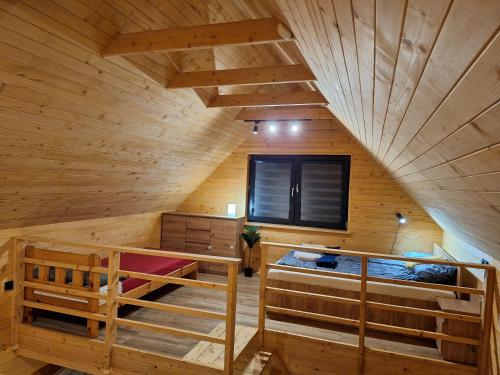 Habitación con 2 literas en una cabaña de madera en Pod gwiazdami, en Kunów