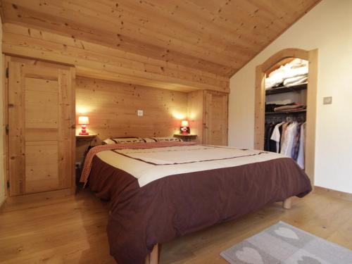 a bedroom in a log cabin with a bed at Appartement Morzine, 3 pièces, 6 personnes - FR-1-754-54 in Morzine