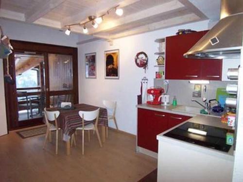une cuisine avec une table et des chaises dans une pièce dans l'établissement Appartement Duplex 2 Pièces + Mezzanine à Morzine, Proche Centre et Pistes - FR-1-754-67, à Morzine