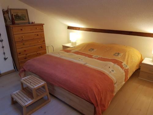 - une chambre avec un grand lit et une commode en bois dans l'établissement Appartement Duplex 2 Pièces + Mezzanine à Morzine, Proche Centre et Pistes - FR-1-754-67, à Morzine