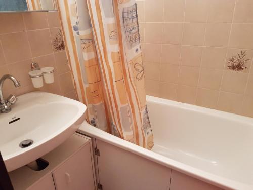 a bathroom with a sink and a shower at Appartement Morzine, 2 pièces, 4 personnes - FR-1-754-67 in Morzine