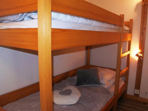 quelques lits superposés dans une chambre dans l'établissement Studio cosy à 200m du centre et des pistes - Morzine - FR-1-754-70, à Morzine
