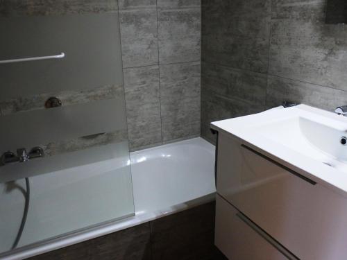 une salle de bain avec un lavabo, une baignoire et une douche dans l'établissement Studio cosy à 200m du centre et des pistes - Morzine - FR-1-754-70, à Morzine