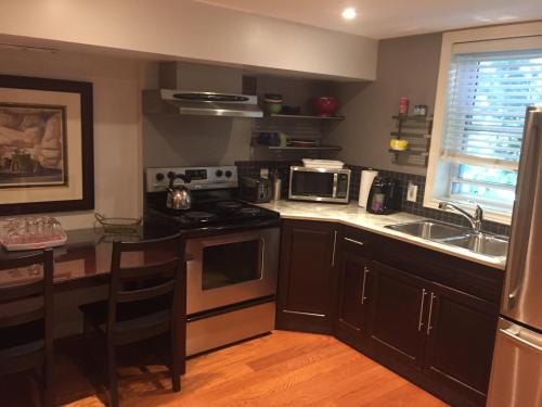 een keuken met een wastafel en een fornuis top oven bij Private Retreat in Dundas in Hamilton