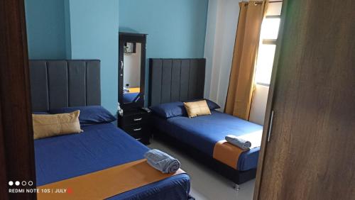 um quarto com 2 camas e um espelho em Apartamento Ángel Namaste em Bello
