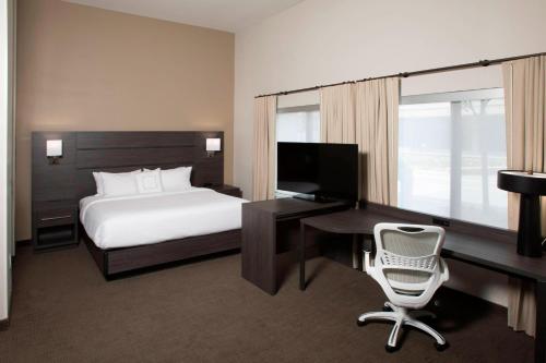 Pokój hotelowy z łóżkiem i biurkiem z komputerem w obiekcie Residence Inn by Marriott Tulsa Downtown w mieście Tulsa