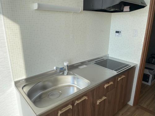 a stainless steel sink in a small kitchen at Support Inn Minami-Chita Annex Hamachaya in Minamichita