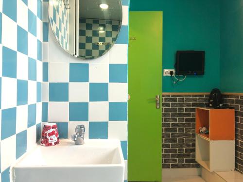 y baño con lavabo y espejo. en 香港名都商务旅馆 self-check-in en Hong Kong
