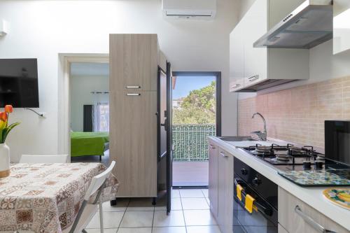 Η κουζίνα ή μικρή κουζίνα στο LAURINI 21 APARTMENT