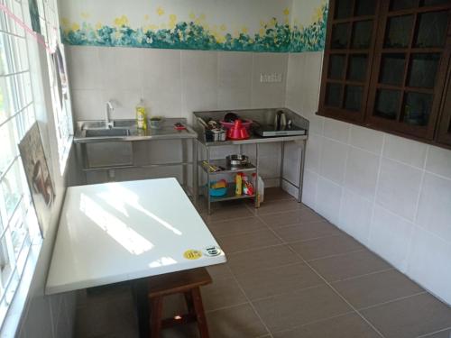 Η κουζίνα ή μικρή κουζίνα στο Natol Homestay - Venice Samajaya Tabuan Tranquility Township