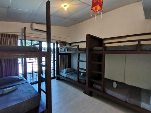 Katil dua tingkat atau katil-katil dua tingkat dalam bilik di Greenage Seaview Bay Villa with stunning sunset