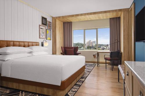 名古屋的住宿－Four Points by Sheraton Batam，配有一张床和一张书桌的酒店客房