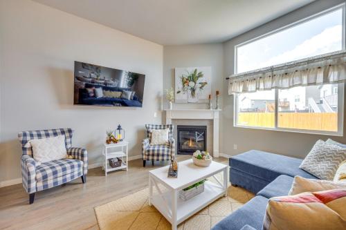 Ruang duduk di Stunning Peyton Retreat with Game Room, Private Yard