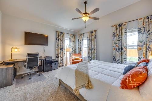 Televisyen dan/atau pusat hiburan di Stunning Peyton Retreat with Game Room, Private Yard