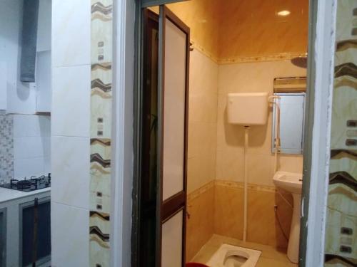 ein kleines Bad mit einer Dusche und einem WC in der Unterkunft Homestay Legacy Yumai Kuala Rompin in Kuala Rompin