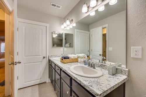 Bilik mandi di Stunning Peyton Retreat with Game Room, Private Yard