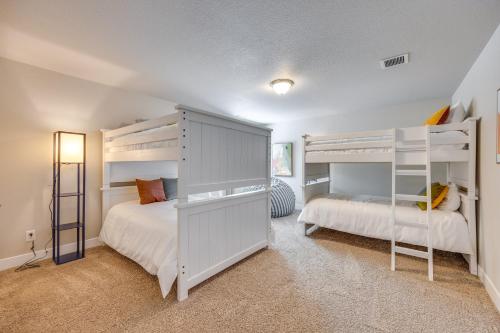 Katil atau katil-katil dalam bilik di Stunning Peyton Retreat with Game Room, Private Yard