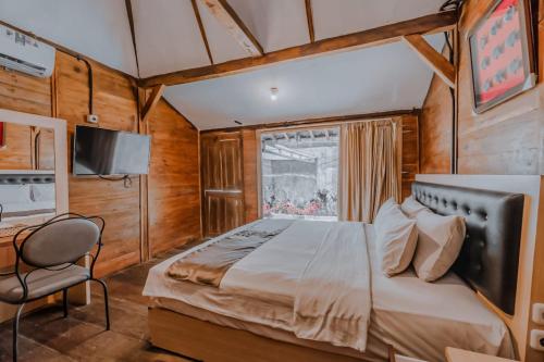 Postel nebo postele na pokoji v ubytování D'Kaliurang Resort & Convention Yogyakarta