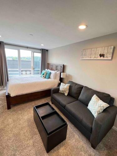 Ruang duduk di Guest Suite Downtown Winter Park GREAT LOCATION