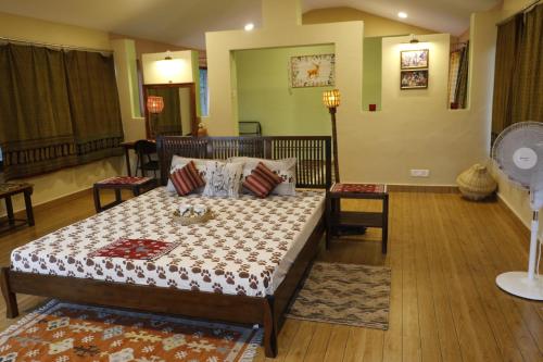 Un pat sau paturi într-o cameră la Atulya Kanchi Camp Bandhavgarh