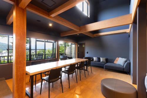 uma sala de jantar com uma mesa longa e cadeiras em Kawaguchiko Country Cottage Ban - Glamping Resort - em Fujikawaguchiko