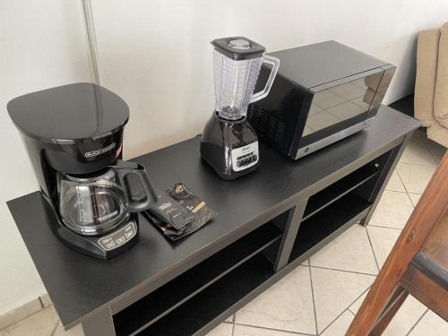 a counter with a blender and a microwave on it at Casa Mel, Excelente ubicacion, seguridad in Cozumel