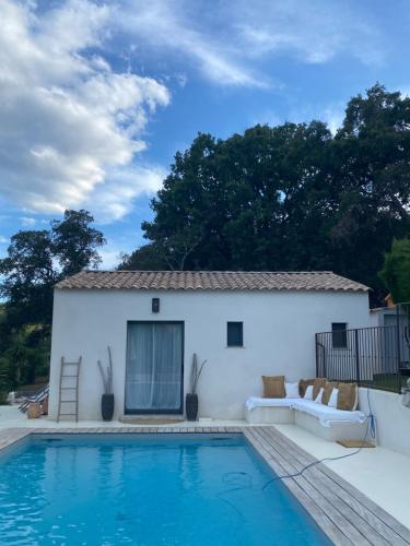 une villa avec piscine et une maison dans l'établissement Le Cabanon de Val, à Gassin