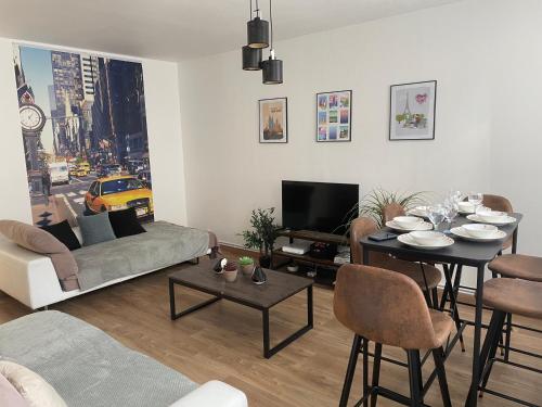 Μια τηλεόραση ή/και κέντρο ψυχαγωγίας στο Appartement Spacieux Centre Gare Visitation