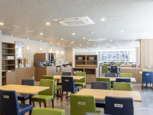 a restaurant with tables and chairs and a cafeteria at Hotel Wing International Shizuoka in Shizuoka