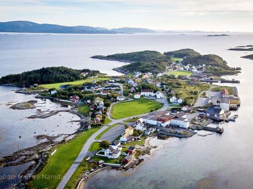 una vista aérea de una pequeña isla en el agua en Koselig hus i det gamle fiskeværet Abelvær en Abelvær