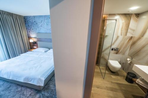 パルティニシュにあるLa MOONteのベッドルーム1室(ベッド1台付)、バスルーム(トイレ付)