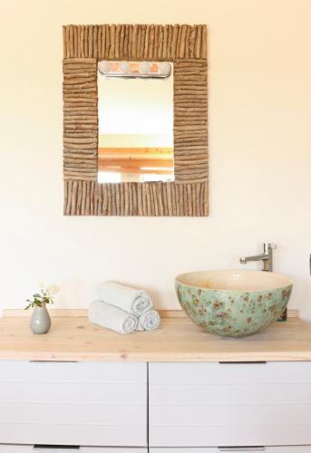 a bathroom with a sink and a mirror at Bed met Paard in Bergen op Zoom