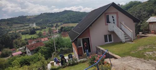 una pequeña casa en la cima de una colina en Guesthouse Sjenicic, en Guča