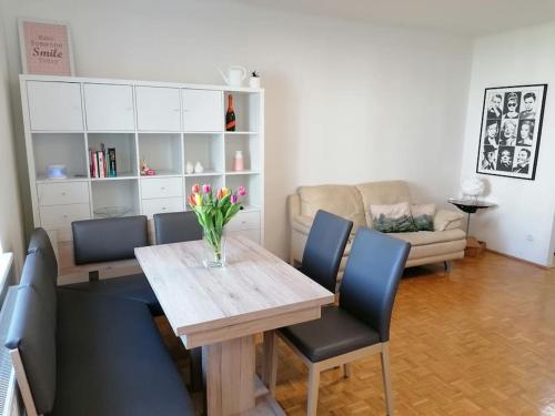ein Esszimmer mit einem Tisch, Stühlen und einem Sofa in der Unterkunft Wundervolle Familienwohnung nahe Schönbrunn in Wien