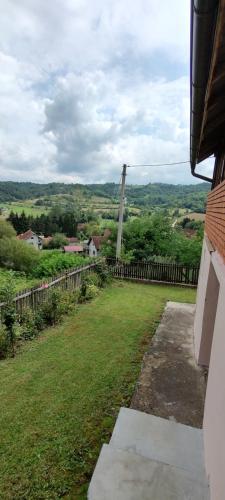 庫察的住宿－Guesthouse Sjenicic，享有带围栏和田野的庭院景色