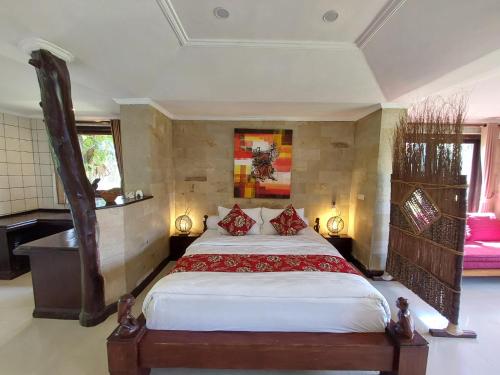 - une chambre avec un grand lit dans l'établissement Dzawani Ubud, à Tampaksiring