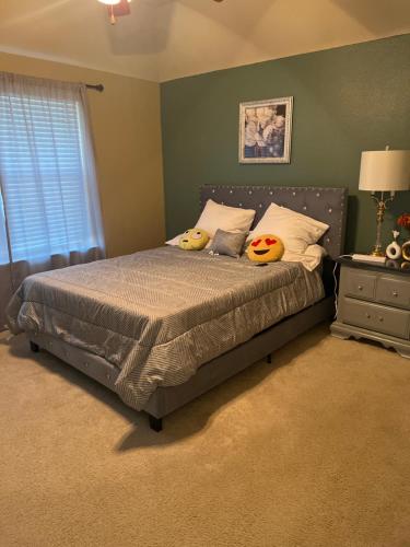 um quarto com uma cama com duas almofadas em Cozy luxury home em Grand Prairie
