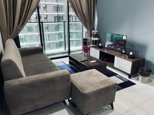 ein Wohnzimmer mit einem Sofa und einem TV in der Unterkunft Majestic maxim 3 bedrooms link MRT cheras Kuala lumpur in Cheras