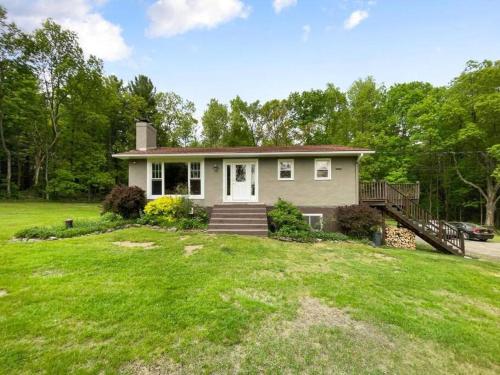 Gallery image of Modern Catskills Oasis w Pool and Bar Hall in Sundown