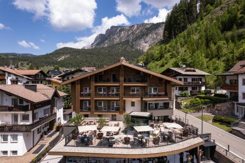 Nespecifikovaný výhled na hory nebo výhled na hory při pohledu z hotelu