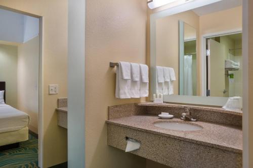 y baño con lavabo y espejo. en SpringHill Suites St Petersburg Clearwater en Clearwater