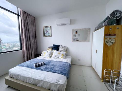 Un dormitorio con una cama con dos velas. en Cebu Aviner(water Front), en Cebú