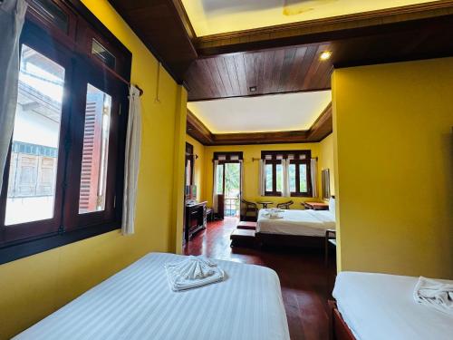 Кровать или кровати в номере Villa Phonethip Mekong Riverside