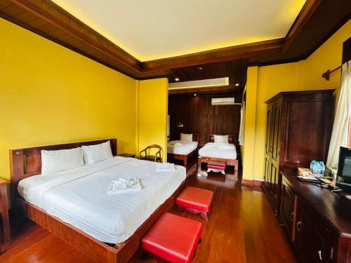 Кровать или кровати в номере Villa Phonethip Mekong Riverside