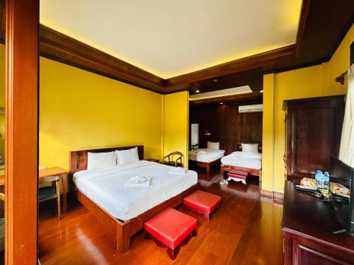 Кровать или кровати в номере Villa Phonethip Mekong Riverside