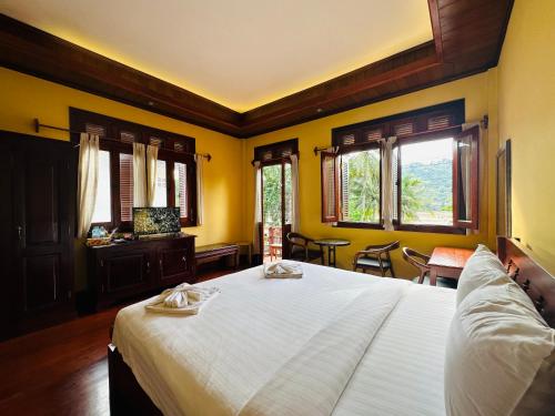 Кровать или кровати в номере Villa Phonethip Mekong Riverside