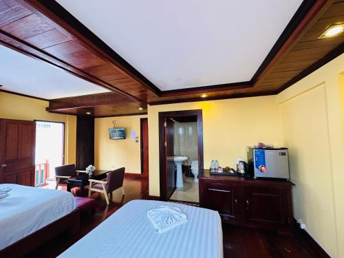 Кровать или кровати в номере Villa Phonethip Mekong Riverside