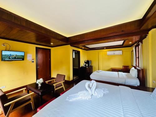 Кровать или кровати в номере Villa Phonethip Mekong Riverside